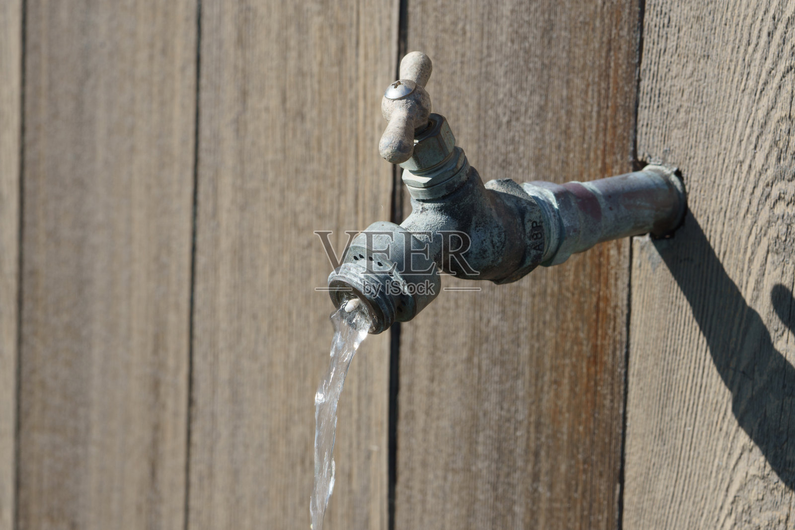 水从旧水龙头流出照片摄影图片