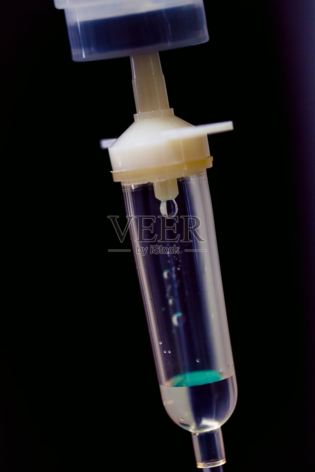 静脉输液器和瓶在杆子上，盐水滴到病人在医院照片摄影图片