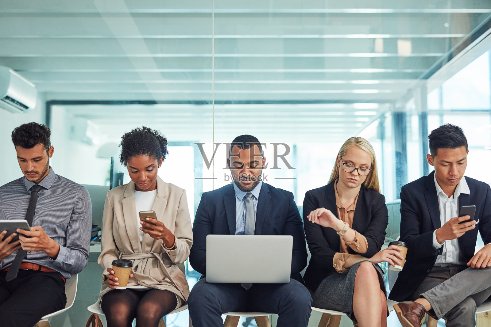 耐心地等着轮到他们照片摄影图片