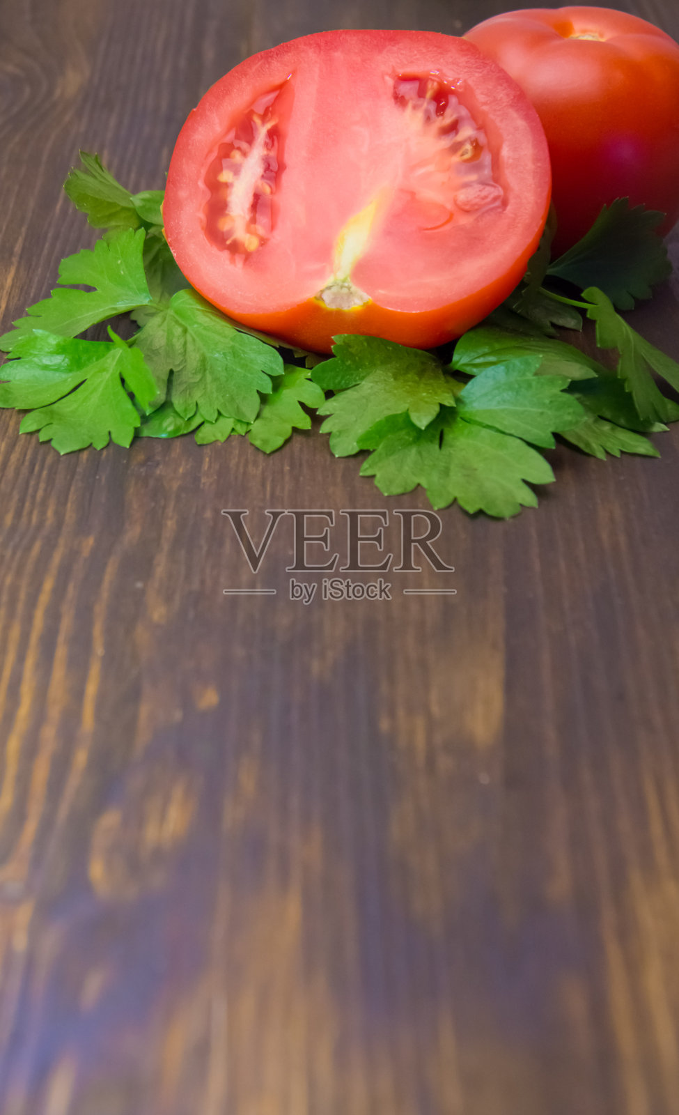 木色背景上放西芹和西红柿照片摄影图片