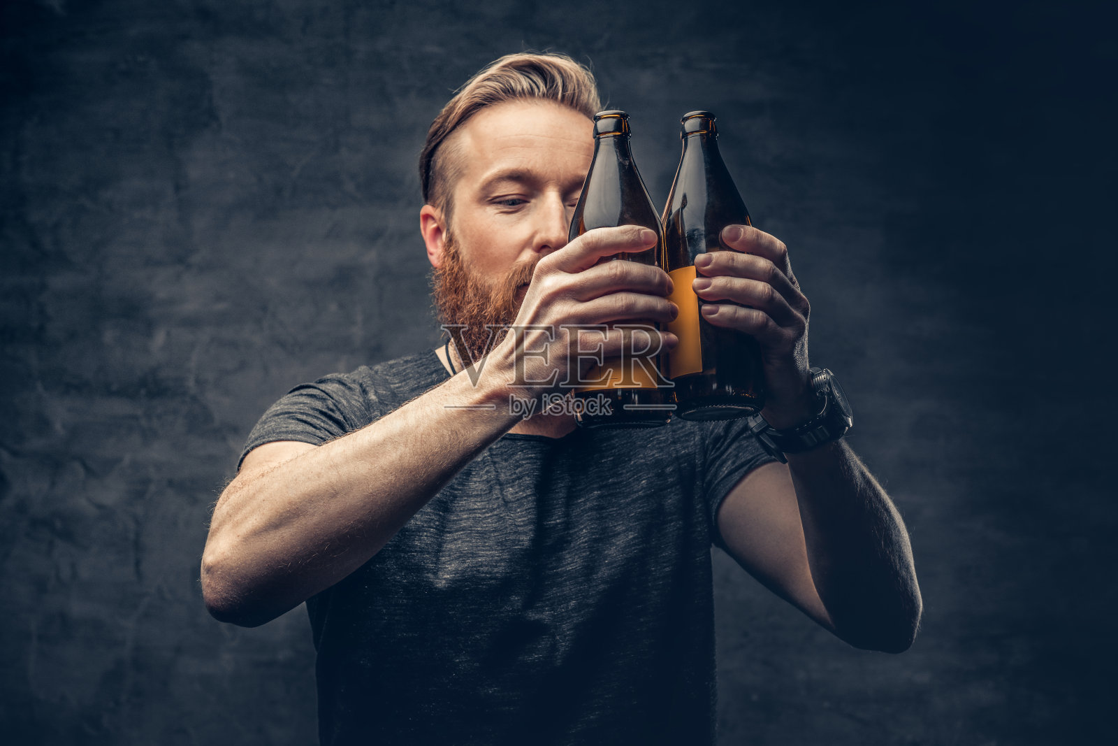 一个男人在翻啤酒瓶。照片摄影图片