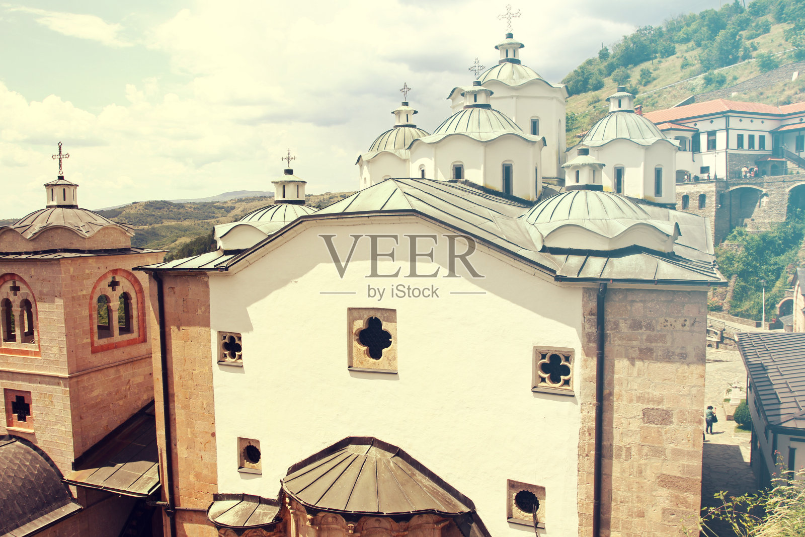 全景图，圣母玛利亚教堂和中世纪建筑在修道院圣约阿希姆奥索戈沃，克里瓦帕兰卡，马其顿共和国。教堂的圆顶基督教。照片摄影图片