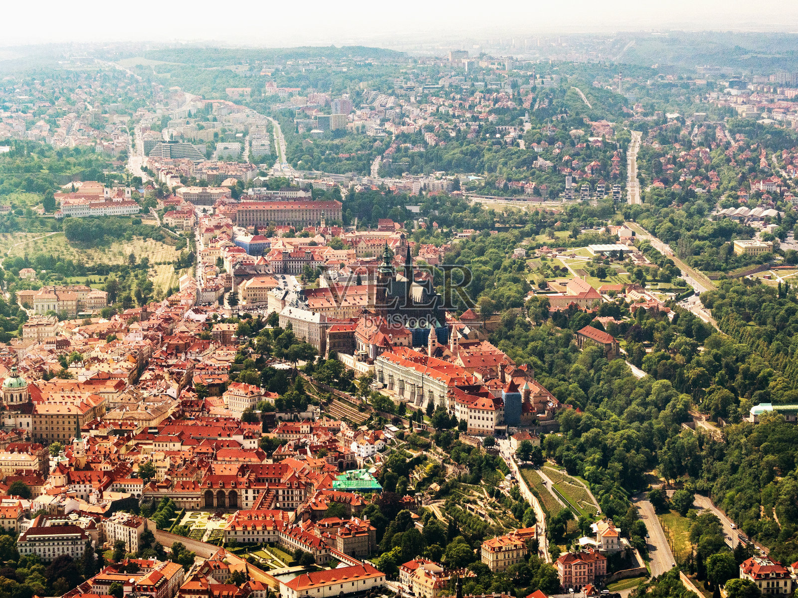 捷克共和国布拉格城堡和圣维特大教堂航拍照片摄影图片