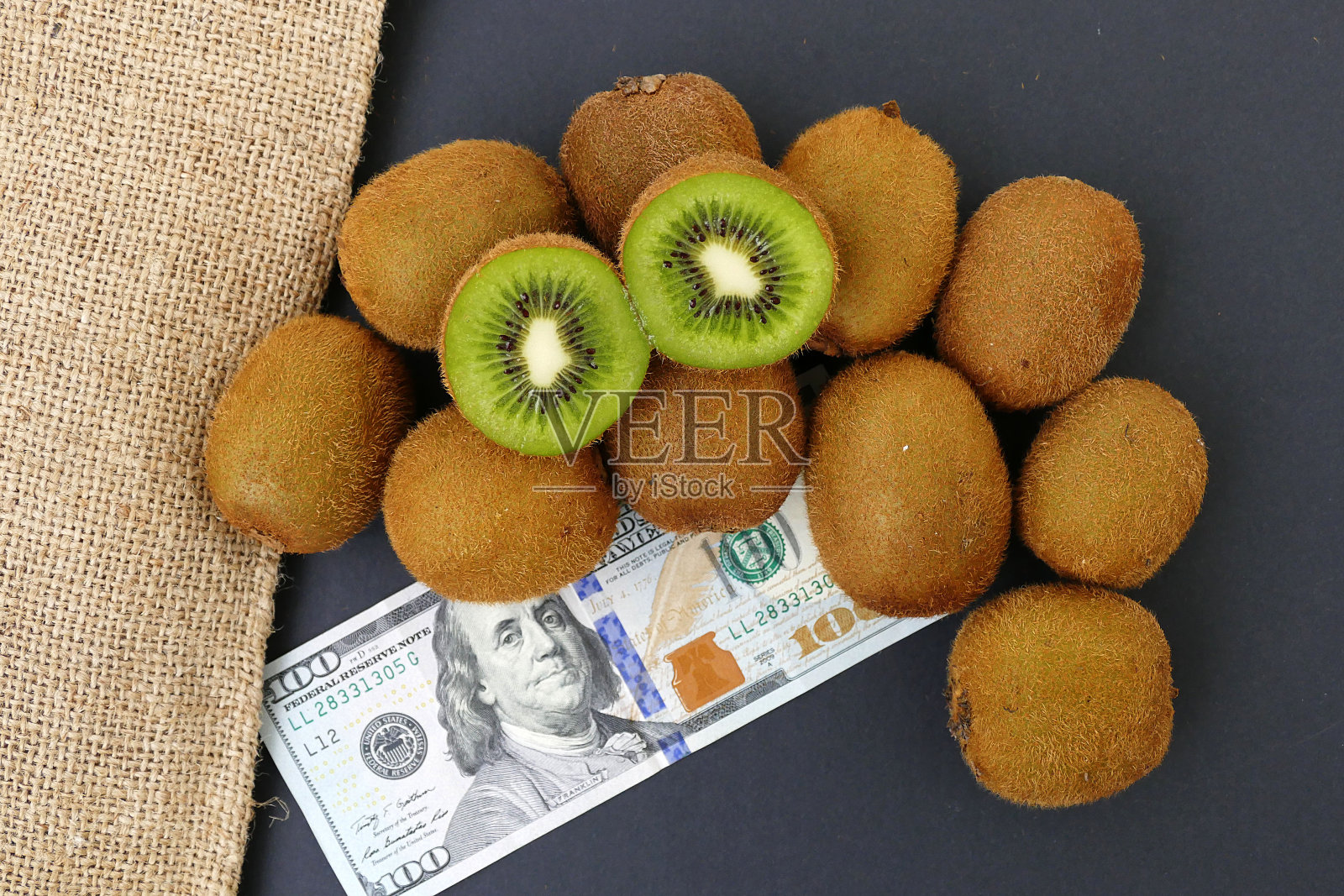 新西兰币和一百美元照片摄影图片