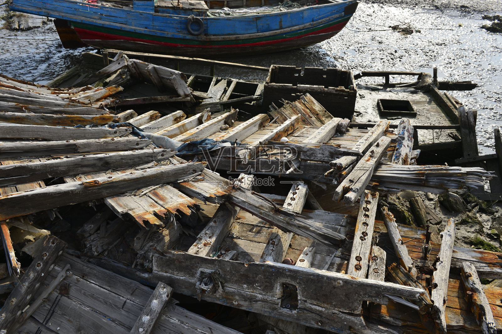 河里的破木船照片摄影图片