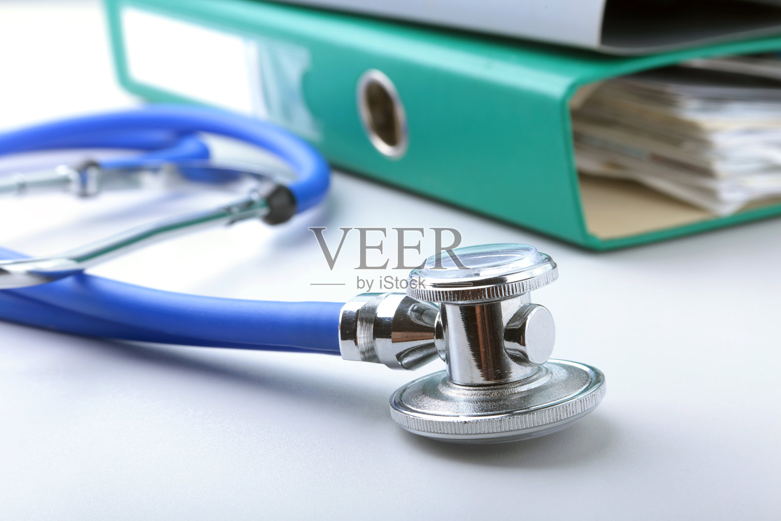 书文件夹档案，听诊器，红心和处方孤立在白色背景上。照片摄影图片