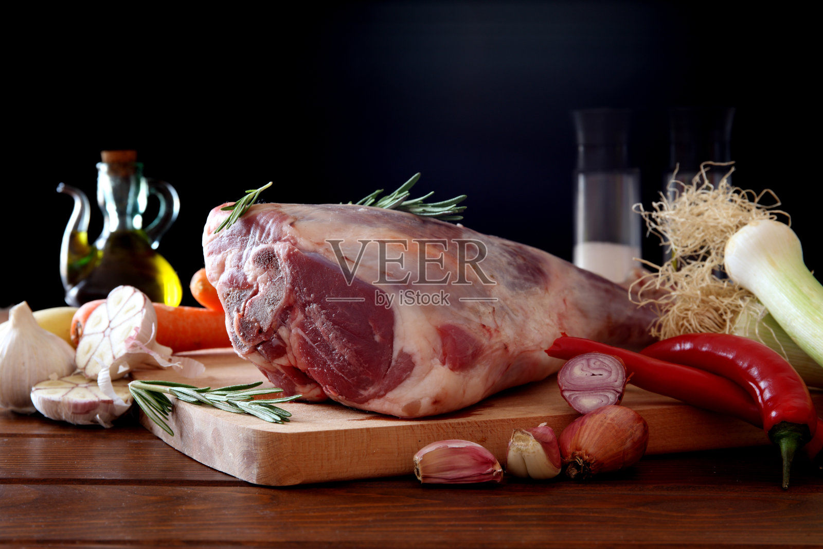 烤羊腿照片摄影图片