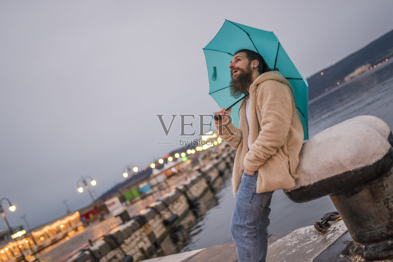 现代潮人看着下雨的天空照片摄影图片