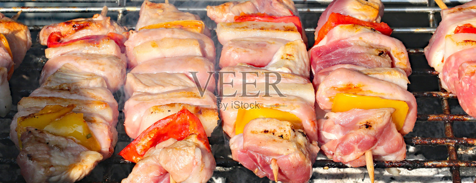 烤辣椒肉串照片摄影图片