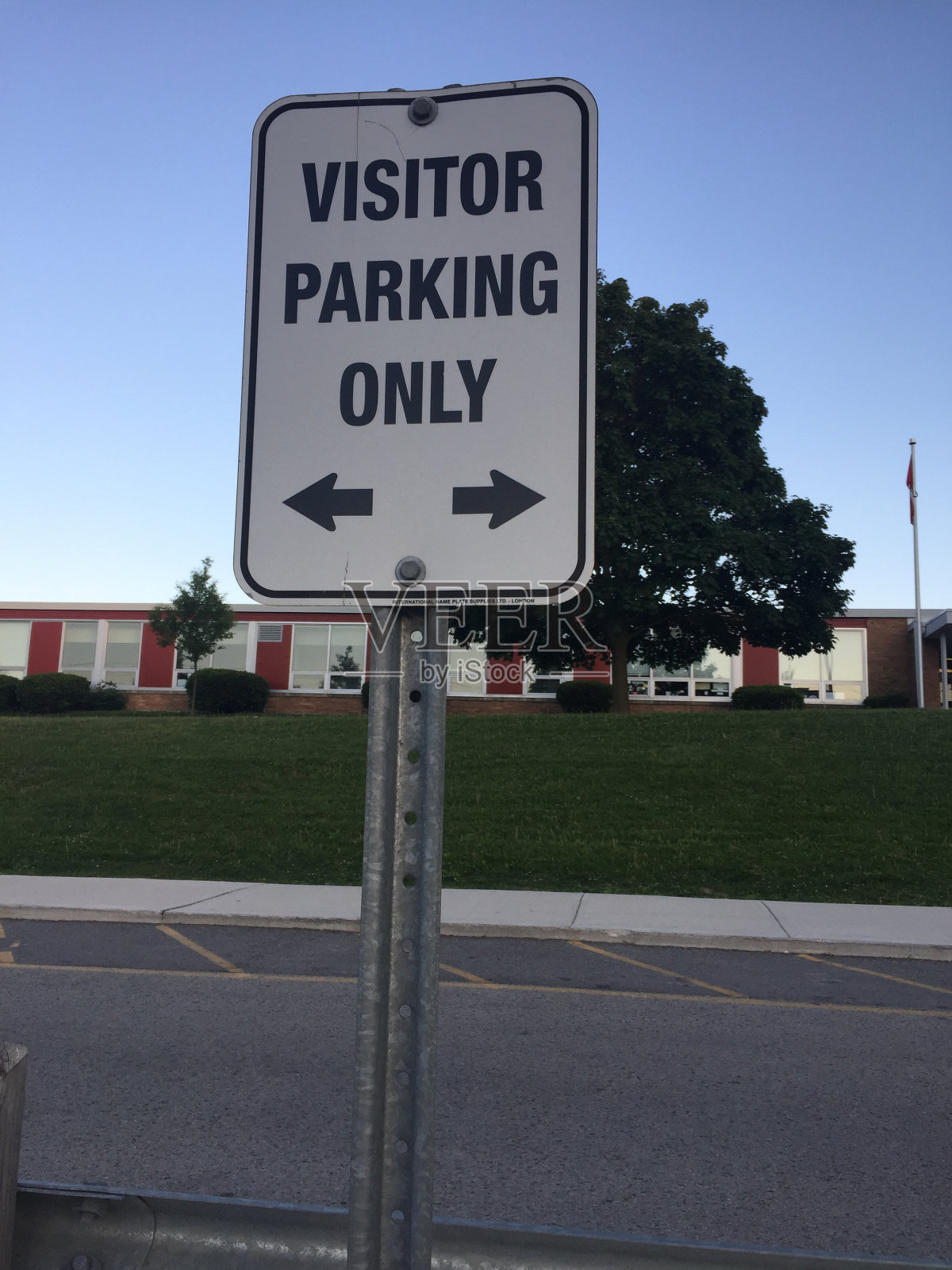 仅供游客停车照片摄影图片