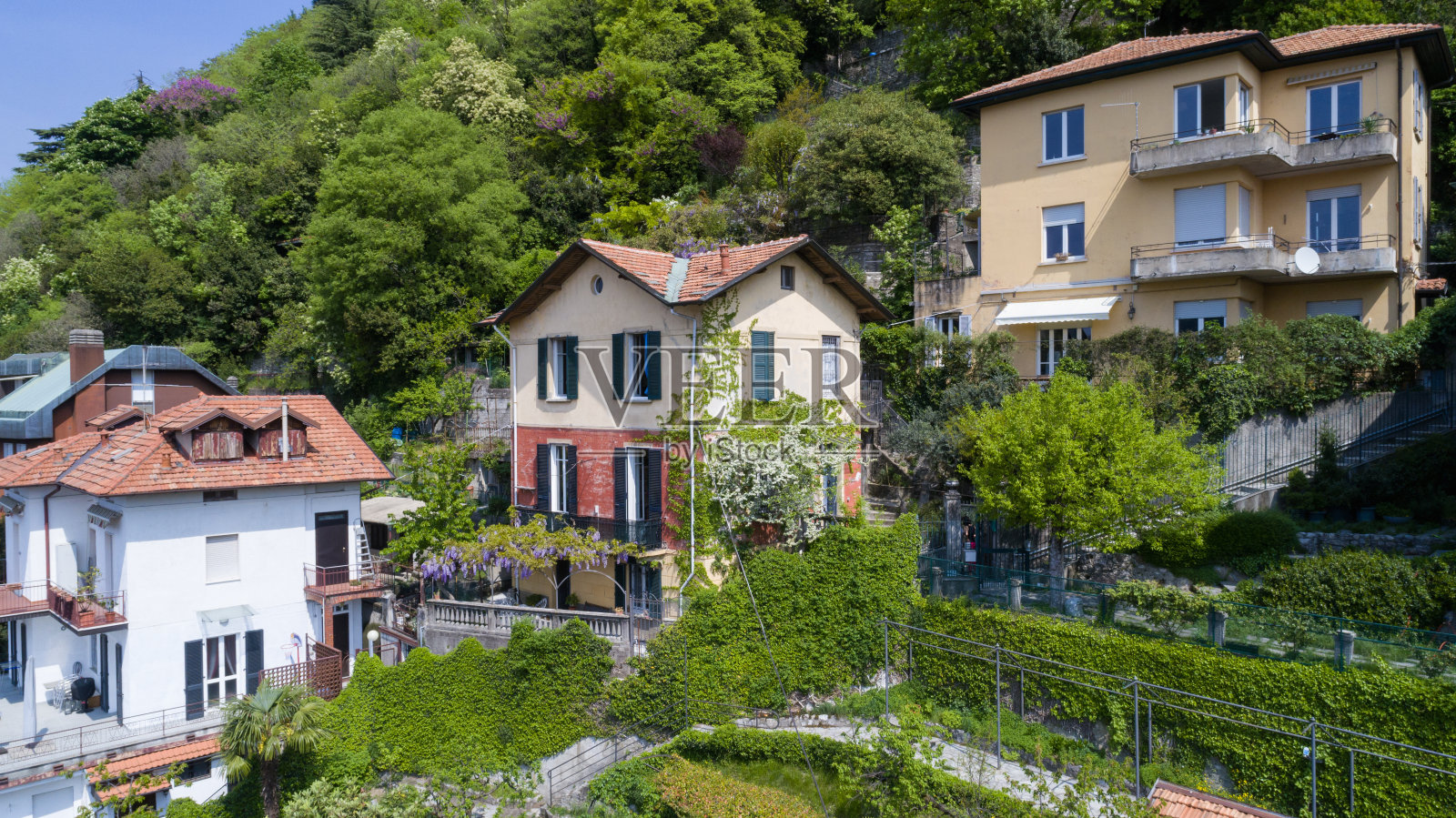科莫湖山上小屋的鸟瞰图照片摄影图片