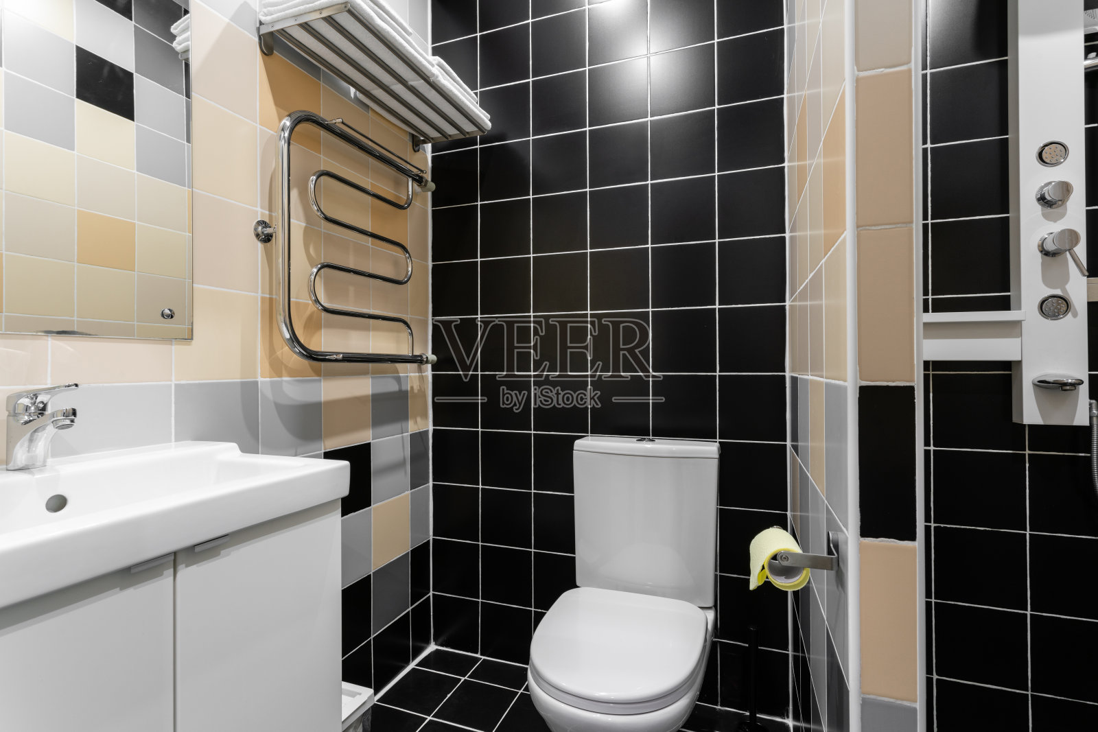 浴室，淋浴，抽水马桶和水槽。酒店standart卧室。简约时尚的室内设计。室内照明照片摄影图片