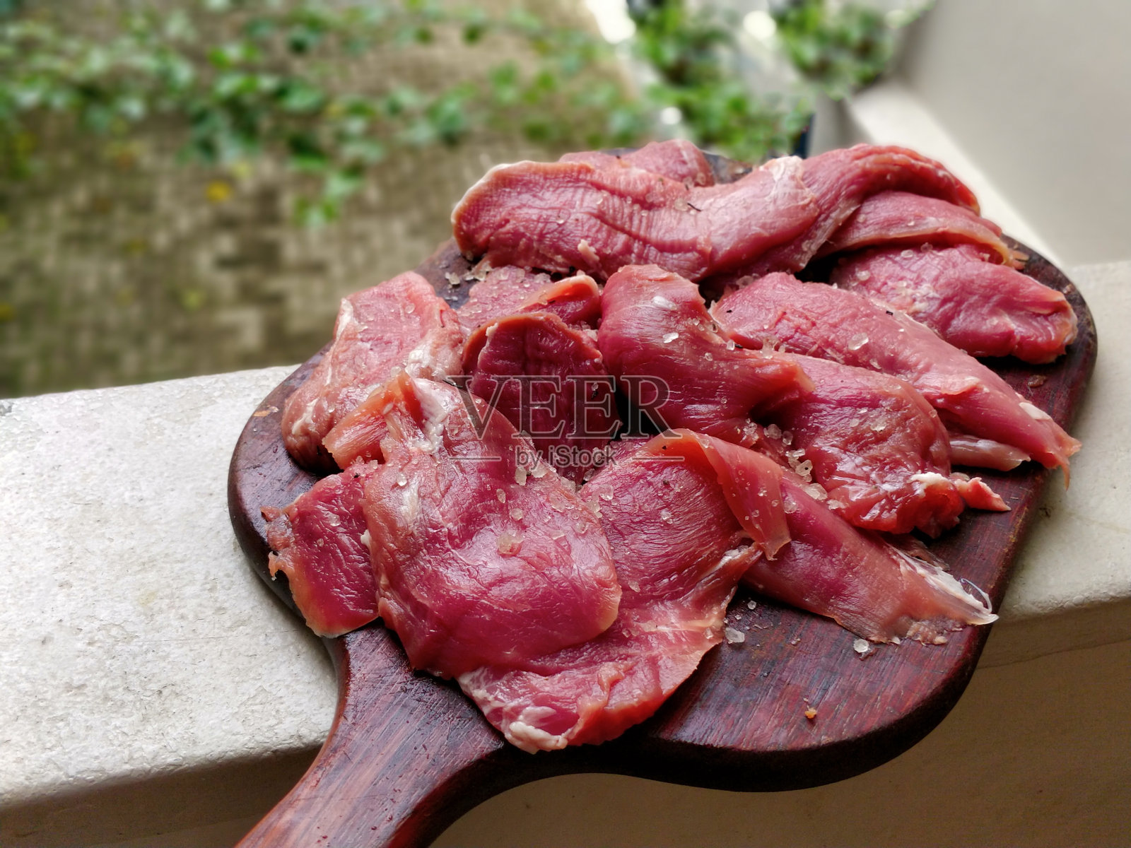 在木砧板上切的生猪肉照片摄影图片