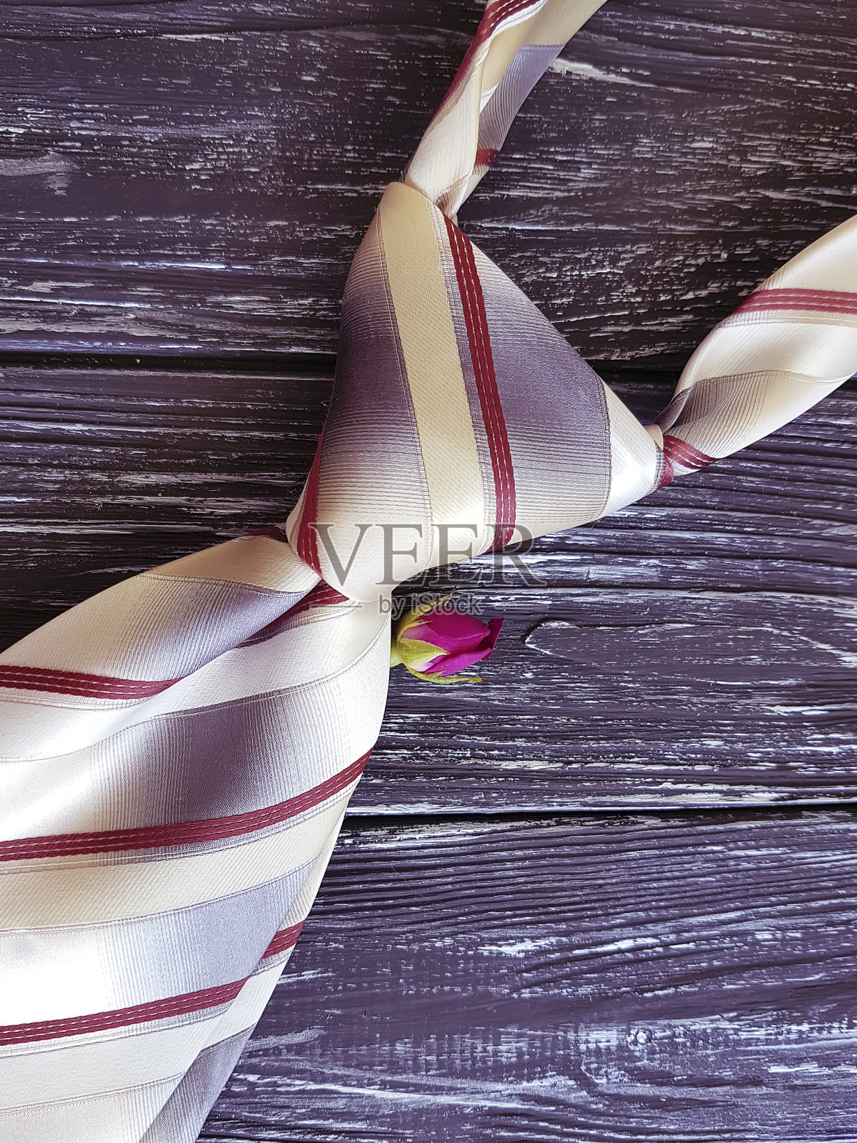 男领带以木色为背景，花玫瑰照片摄影图片