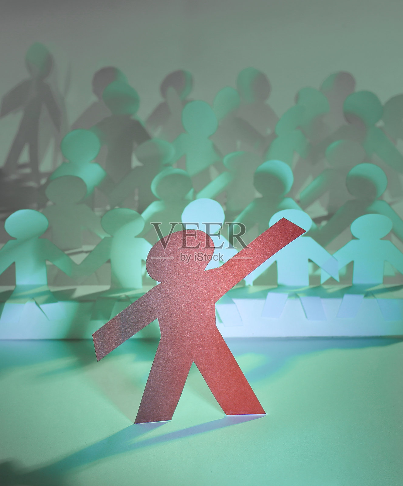 领导面前站着一群纸娃娃照片摄影图片