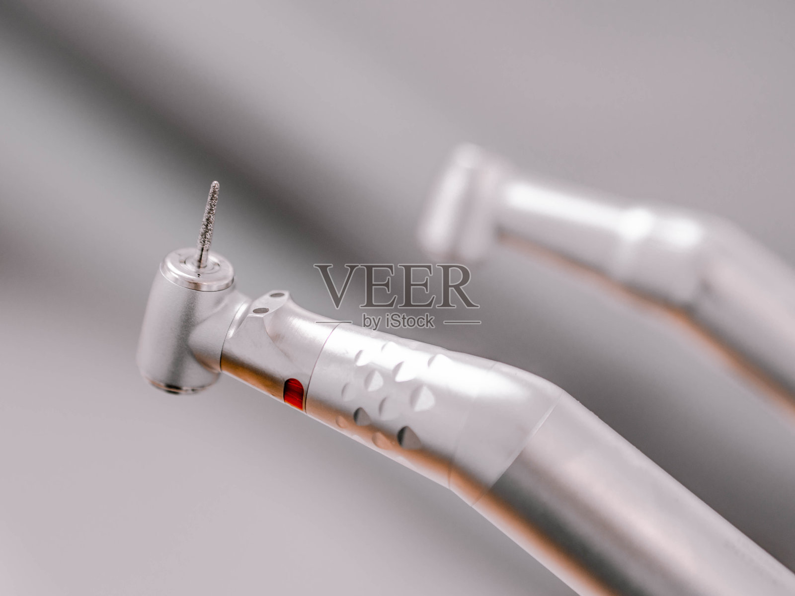 牙科钻在诊所的宏观视图。口腔医生在病人的牙齿上钻孔的工作工具。健康医学理念。近距离照片摄影图片