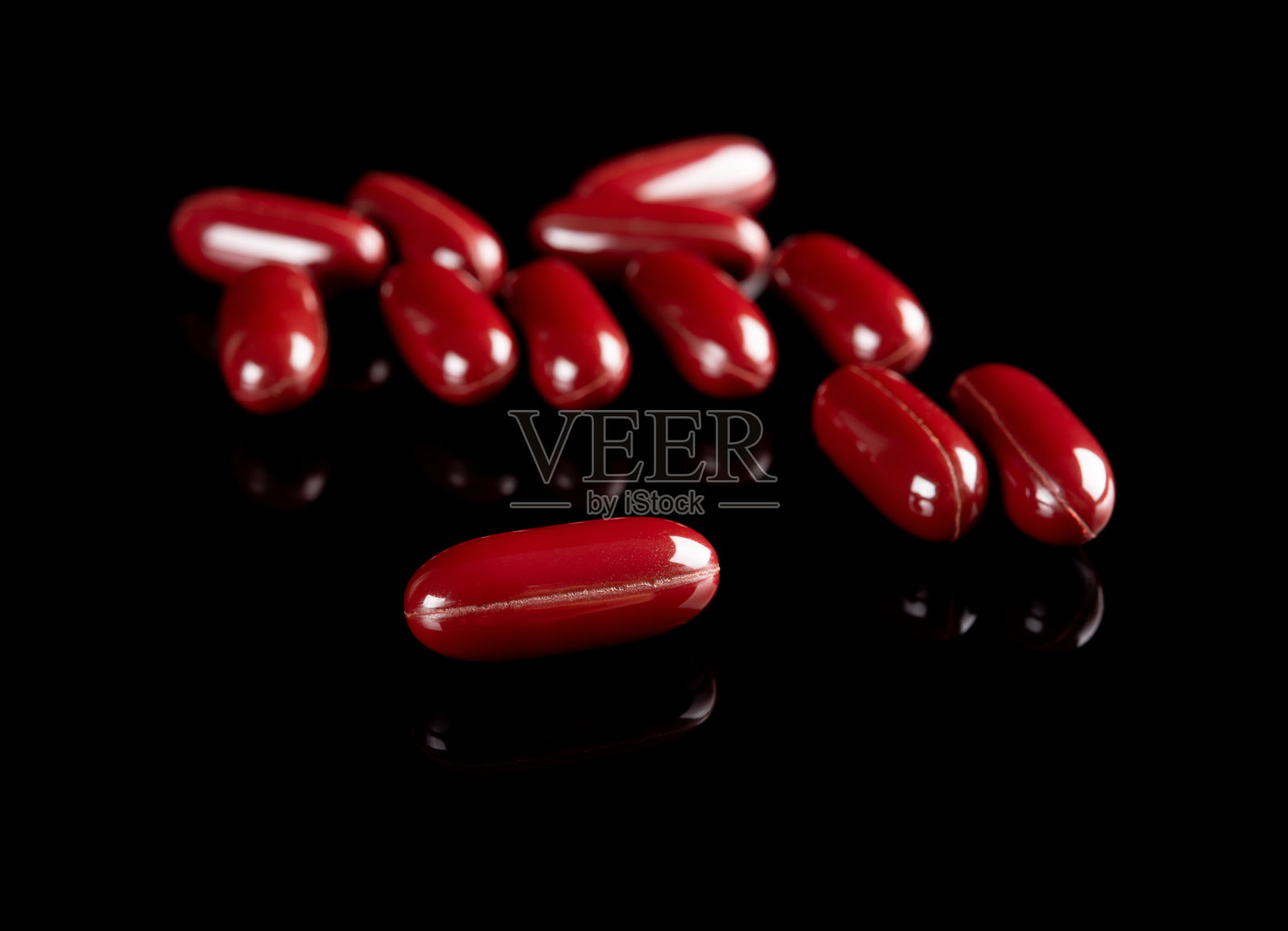 黑色背景上的胶囊照片摄影图片