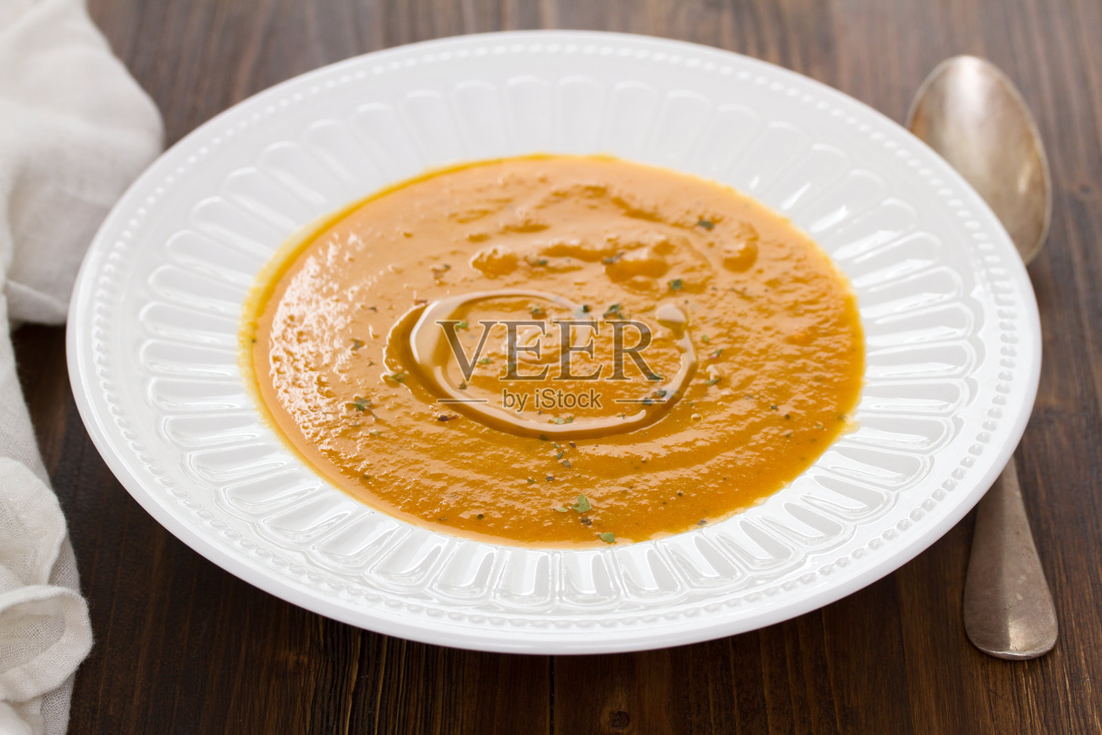 蔬菜汤与油在白色的盘子照片摄影图片