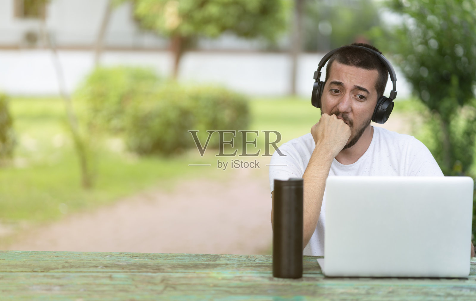 愤怒的年轻人正在打手机照片摄影图片