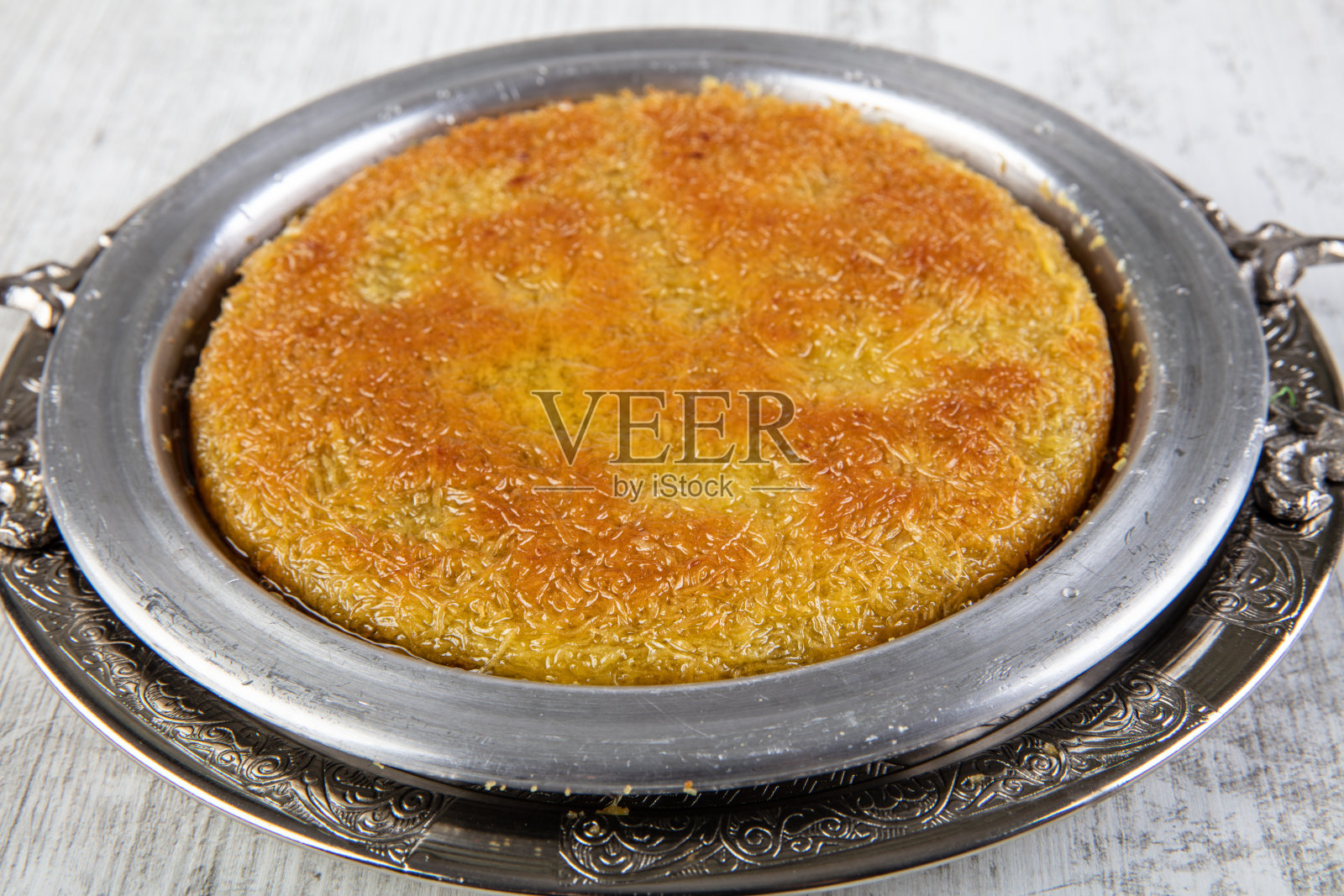 Kunefe开心果。土耳其甜点，加开心果粉。照片摄影图片