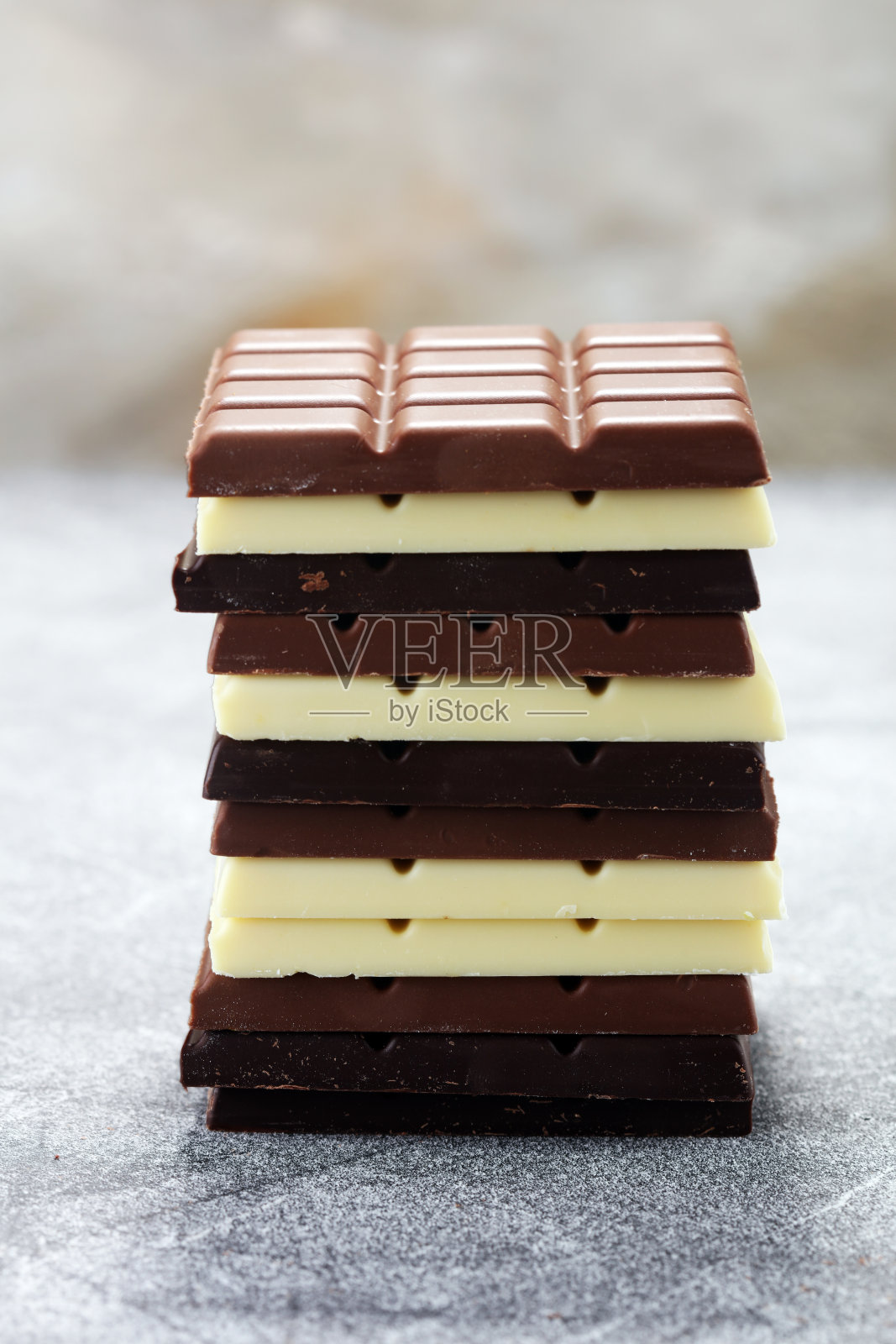 不同颜色的巧克力。牛奶、黑巧克力和白巧克力棒照片摄影图片