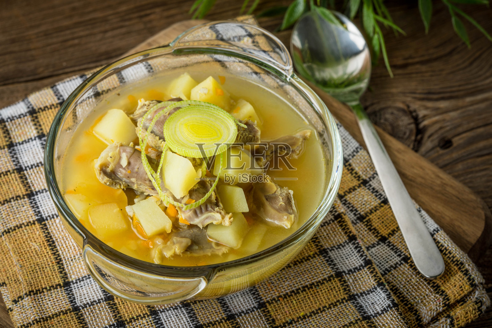 大麦鸡肫汤。照片摄影图片