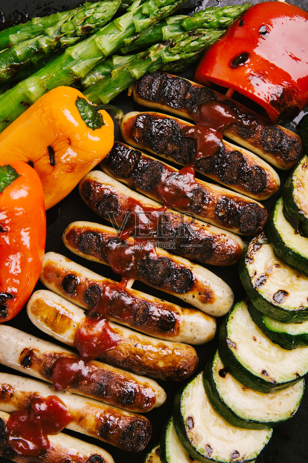 煎锅里的香肠配酱汁和蔬菜照片摄影图片