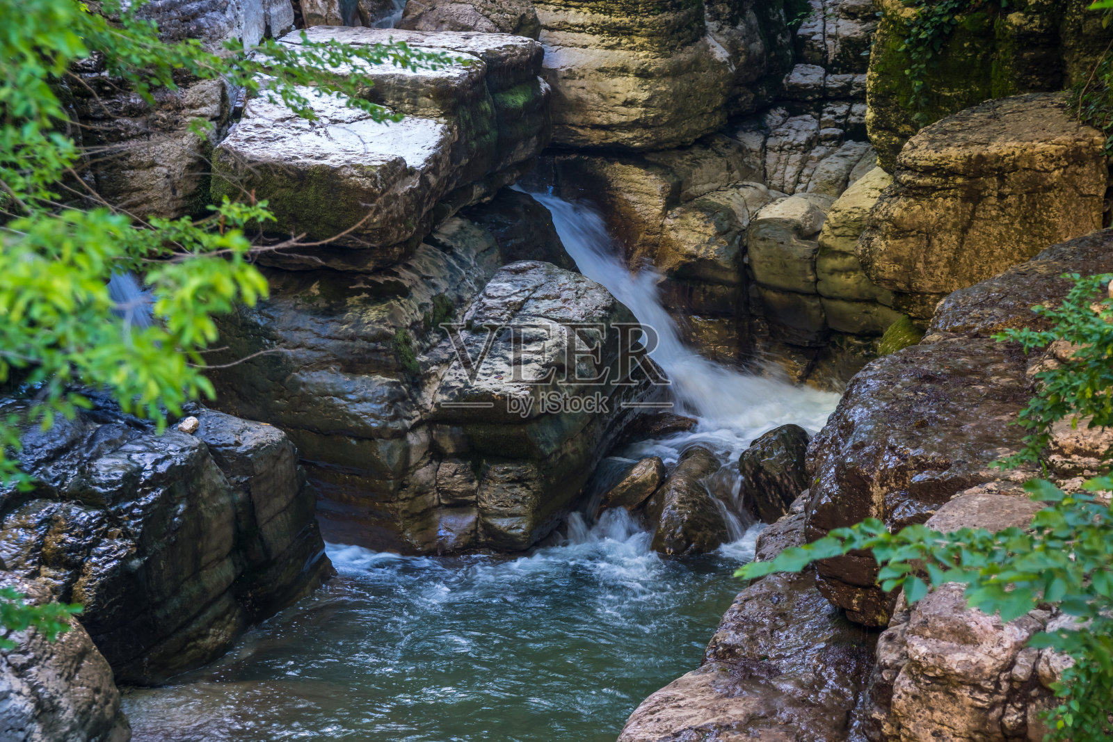 金赤卡瀑布和小峡谷附近的库塔伊西，格鲁吉亚照片摄影图片