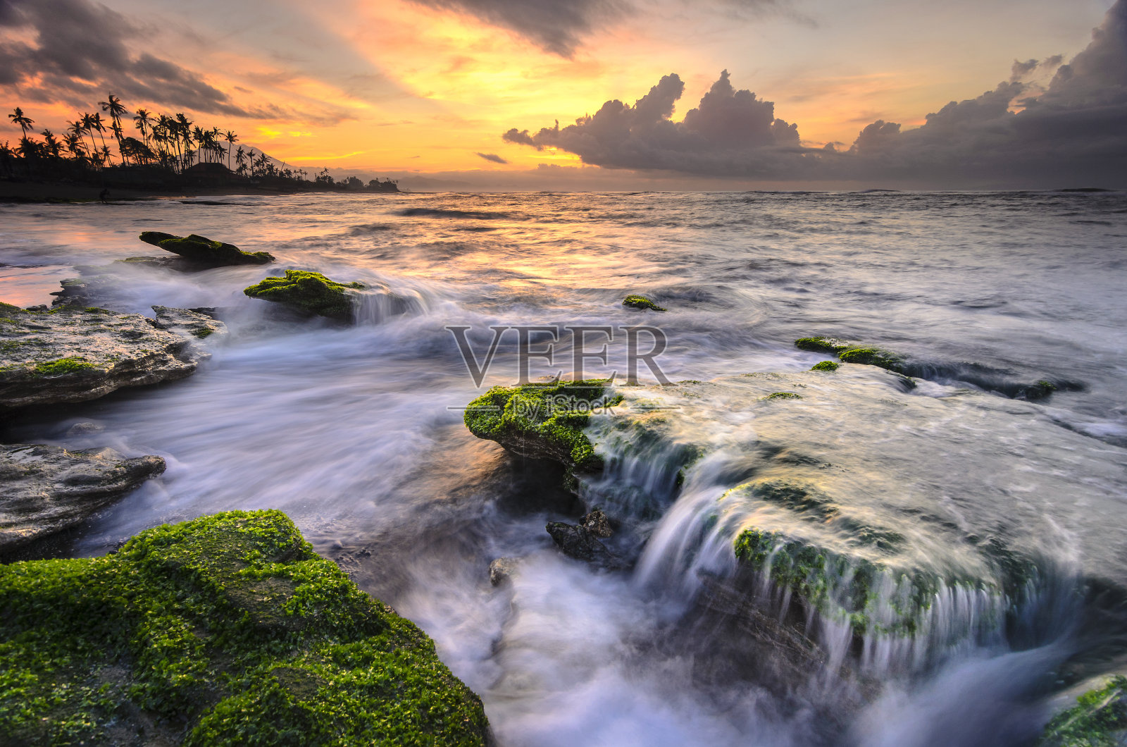 日出在许多亚尔海滩照片摄影图片
