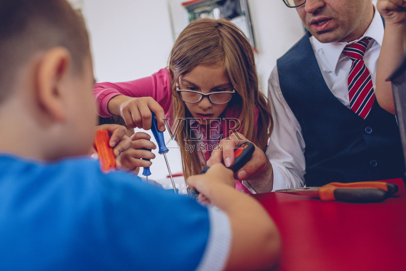 使用工作工具的孩子照片摄影图片
