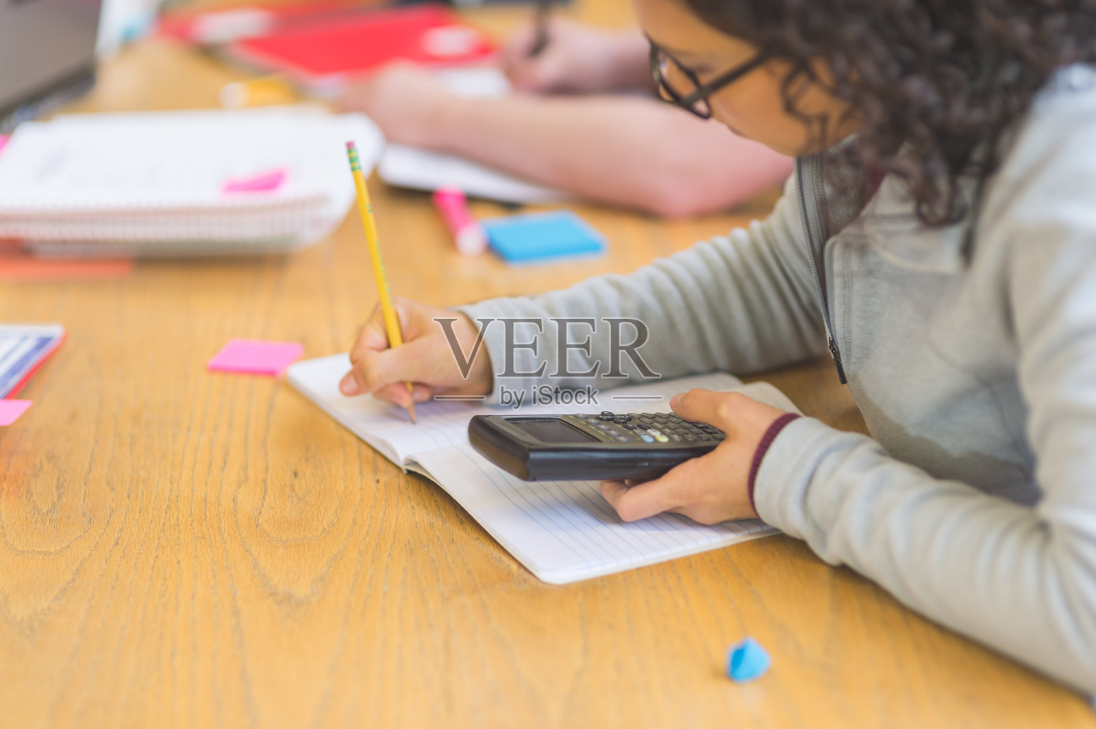 在大学图书馆学习的大学生照片摄影图片