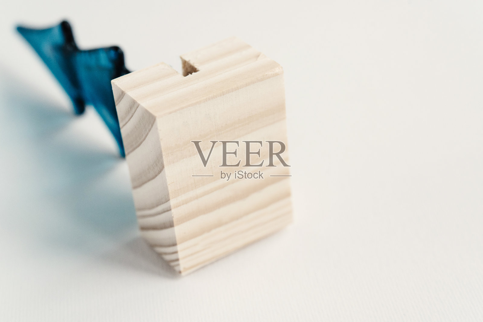 特写木架的玻璃玩具在白色的背景。乡村手工礼品玩具必需品。季节性问候。空间的文本。木材纹理照片摄影图片