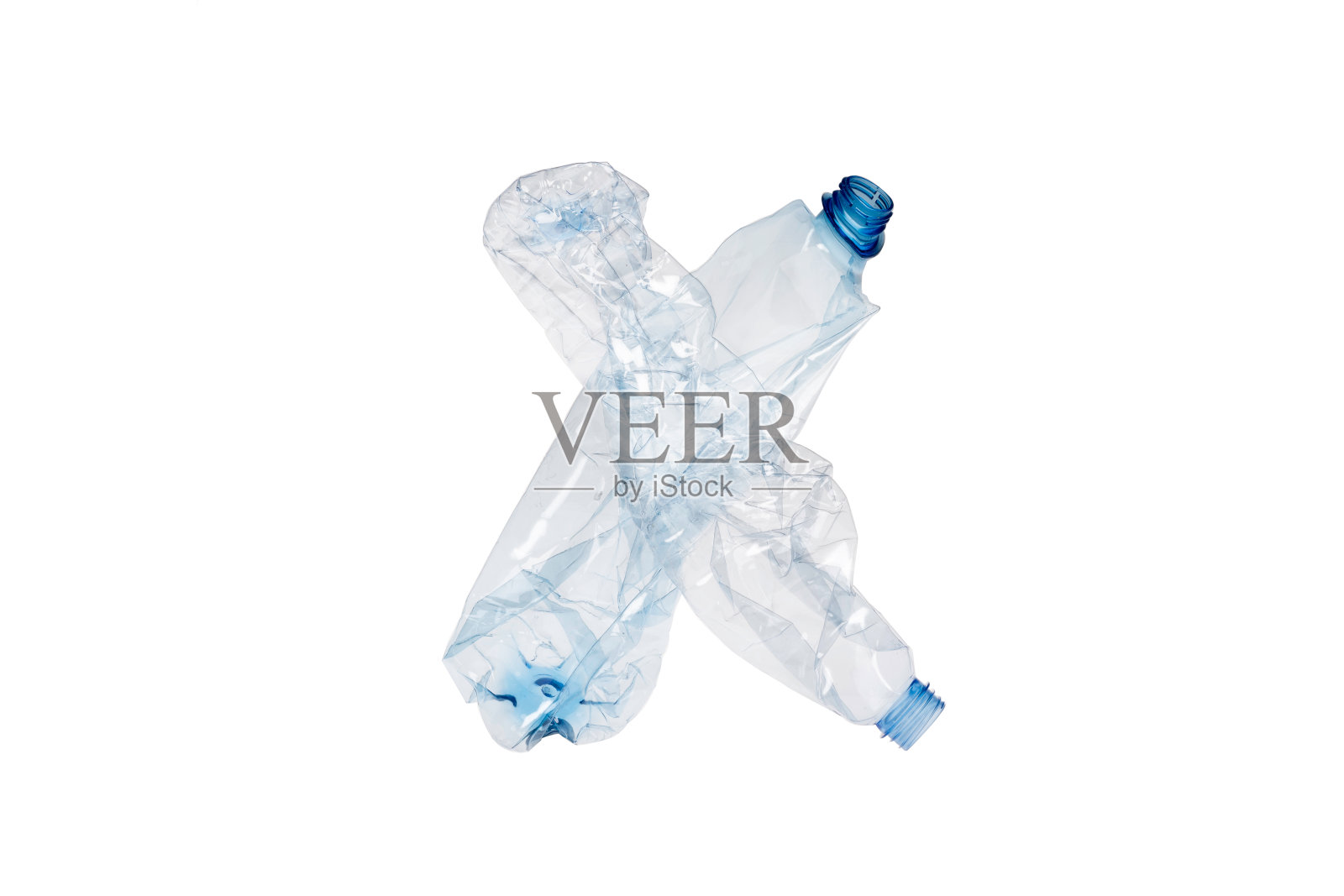 字母X由塑料瓶在孤立的白色背景上制成照片摄影图片