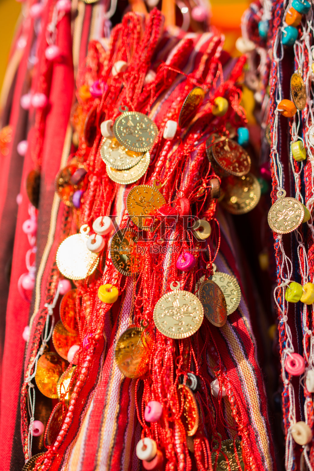 假金币在围巾的边缘照片摄影图片