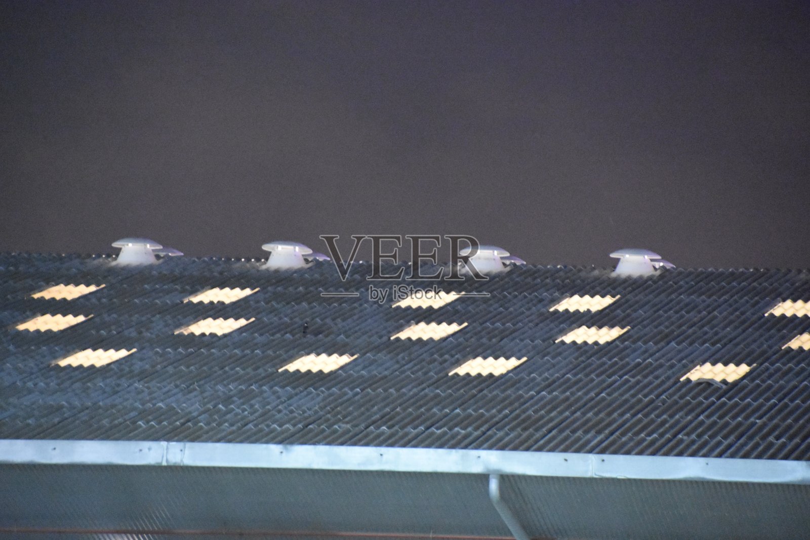 在一个旧仓库的屋顶上的照明照片摄影图片