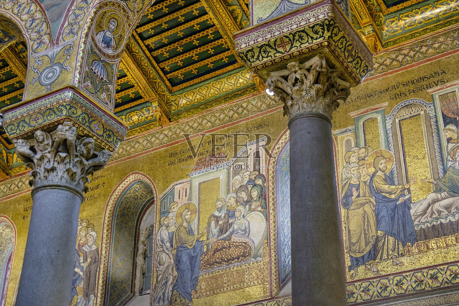 Monreale大教堂，始建于1174年，以内部装饰丰富的拜占庭镶嵌画而闻名。联合国教科文组织世界遗产。(西西里、意大利)照片摄影图片
