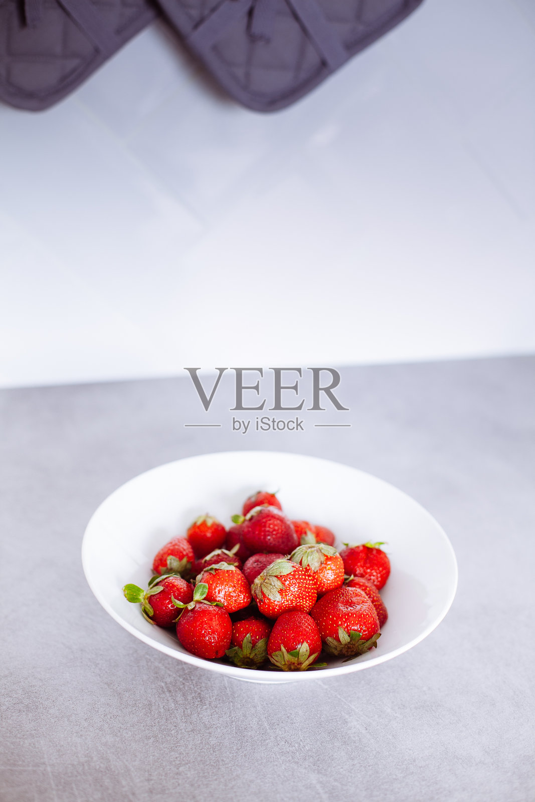 在厨房的白色盘子上可以看到新鲜的草莓照片摄影图片