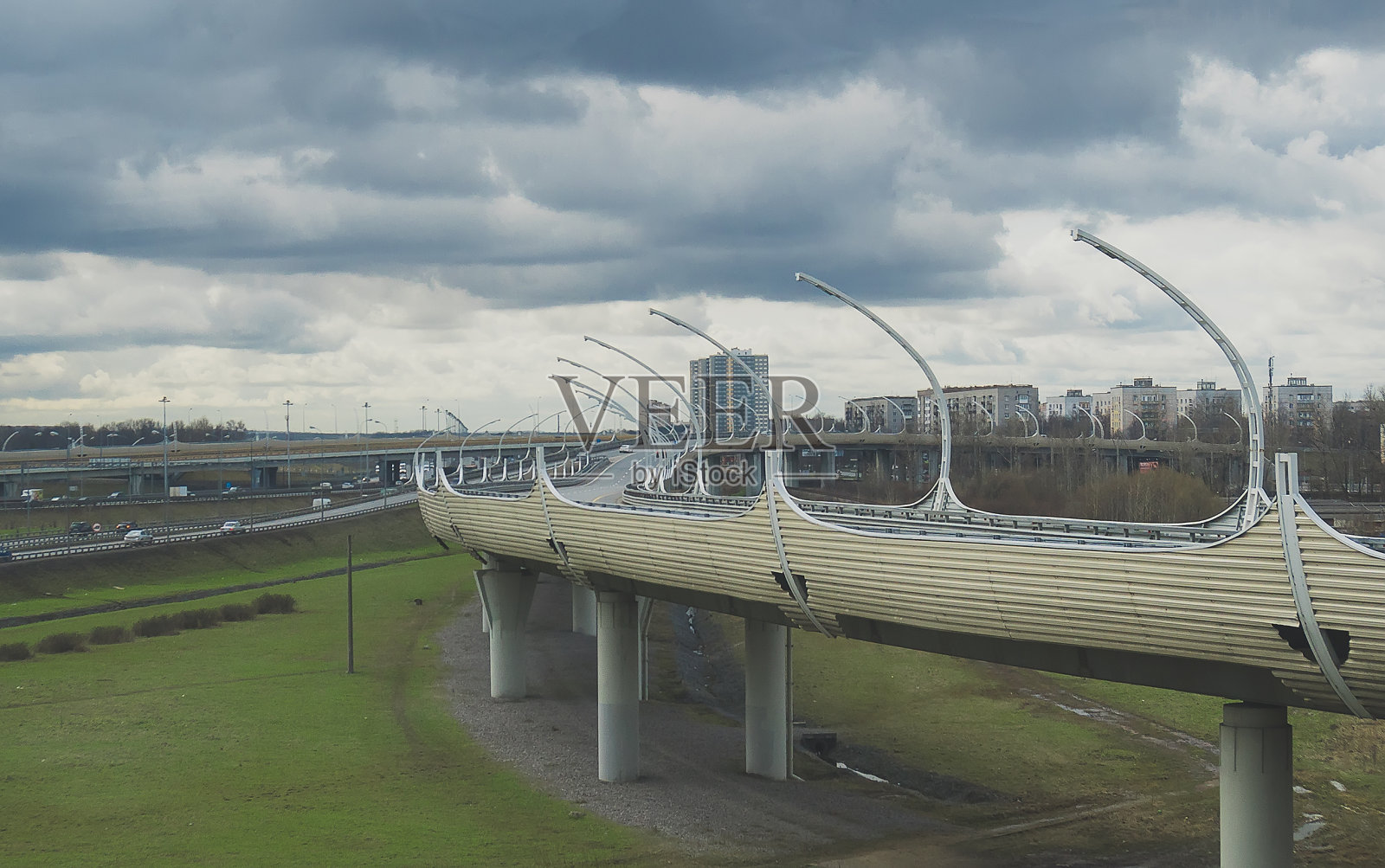 交通交汇处与圣彼得堡塔林高速公路的交叉口。照片摄影图片