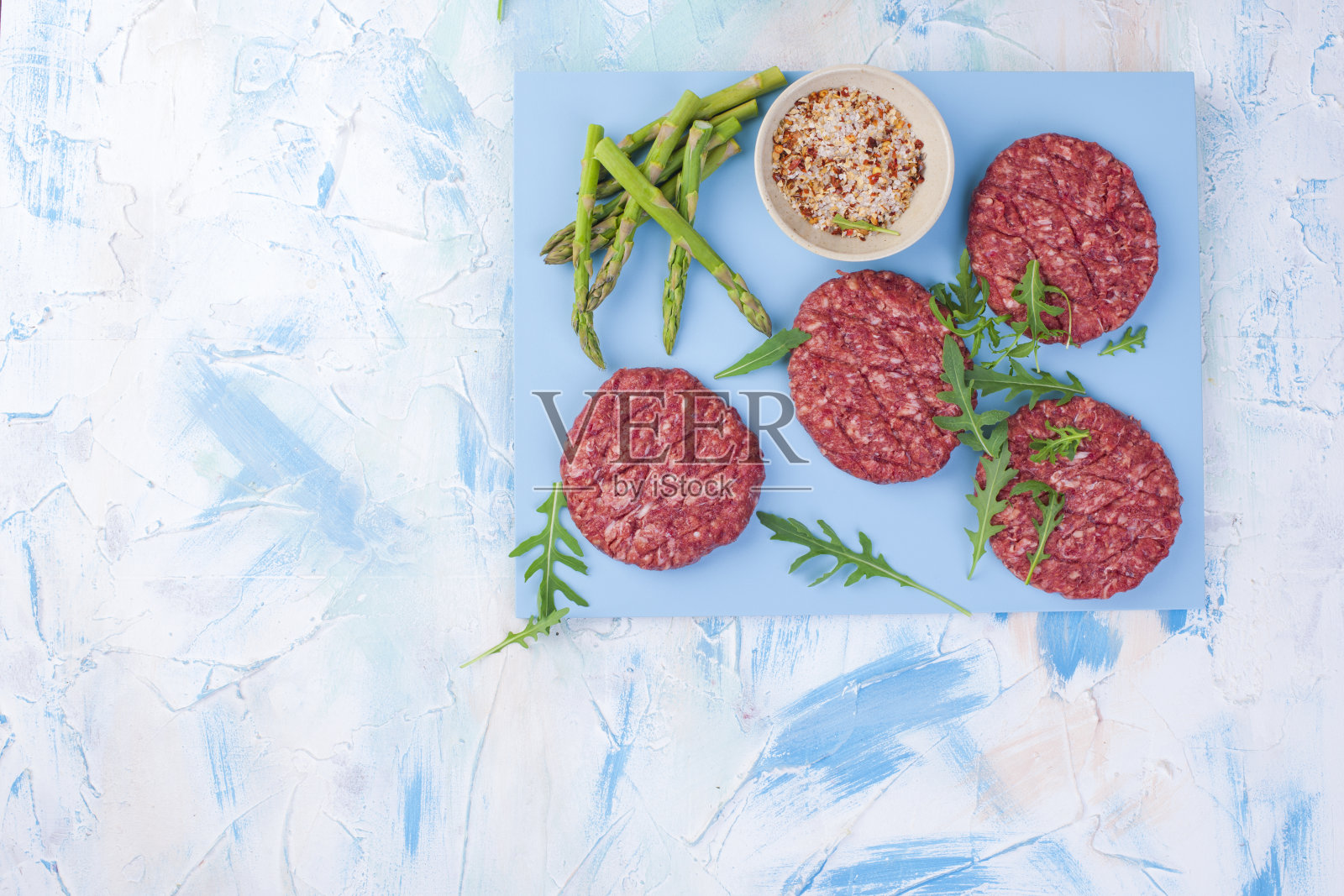 烧烤用的生肉片。做午餐用的肉，香料和芦笋。健康的食物。背景文本。平躺照片摄影图片