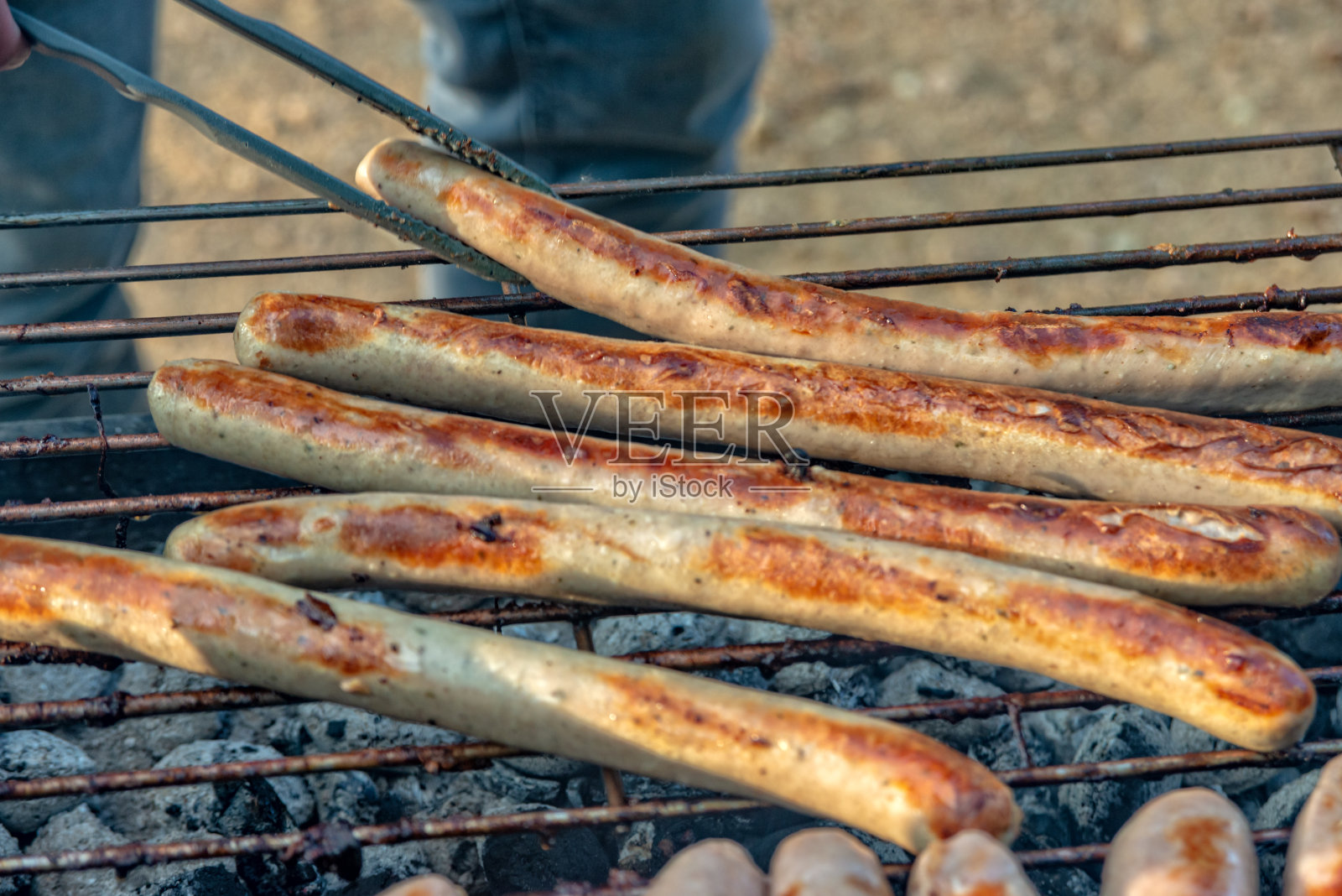 烤架上的德国香肠照片摄影图片