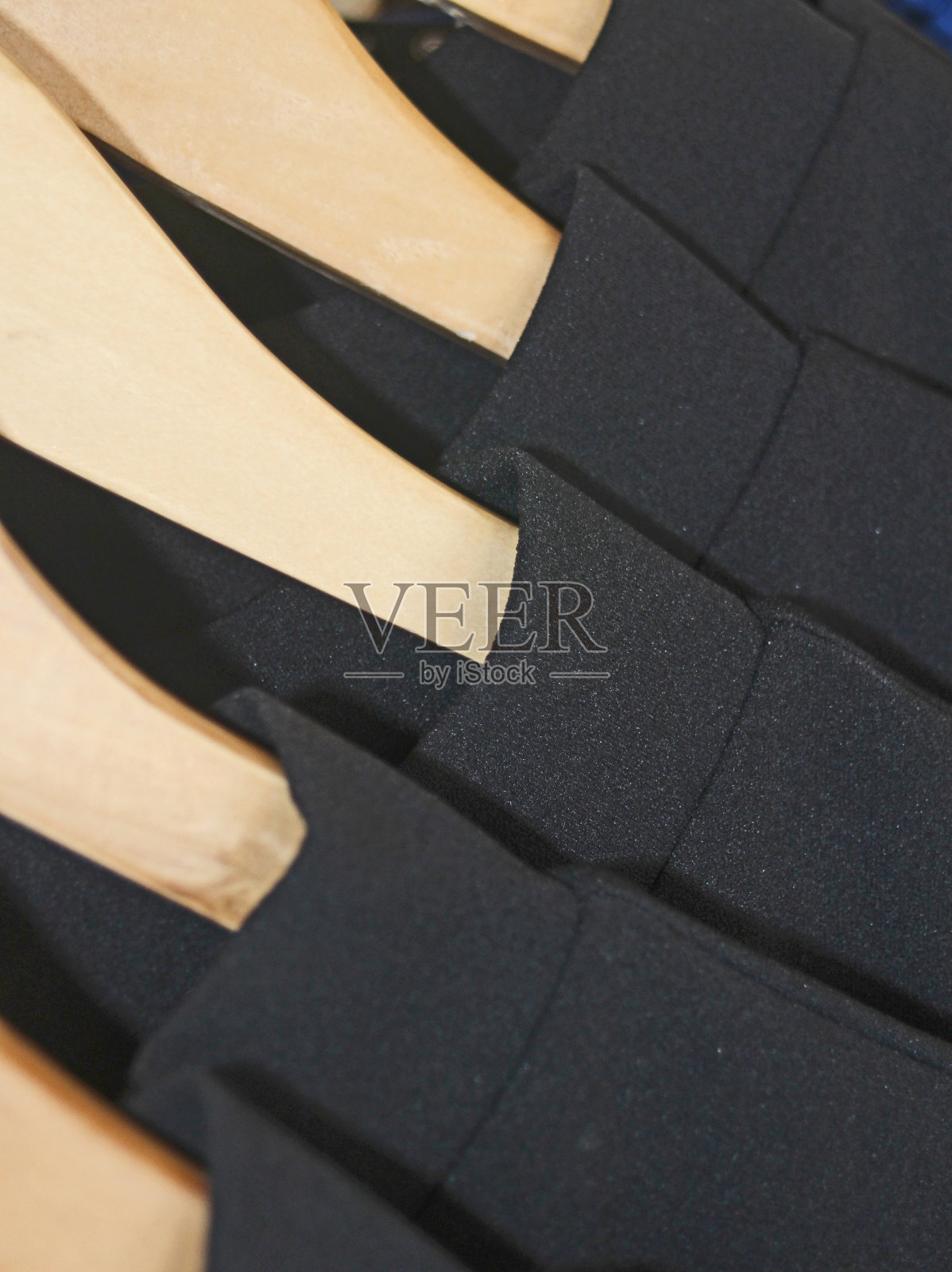 黑色的衣服挂照片摄影图片