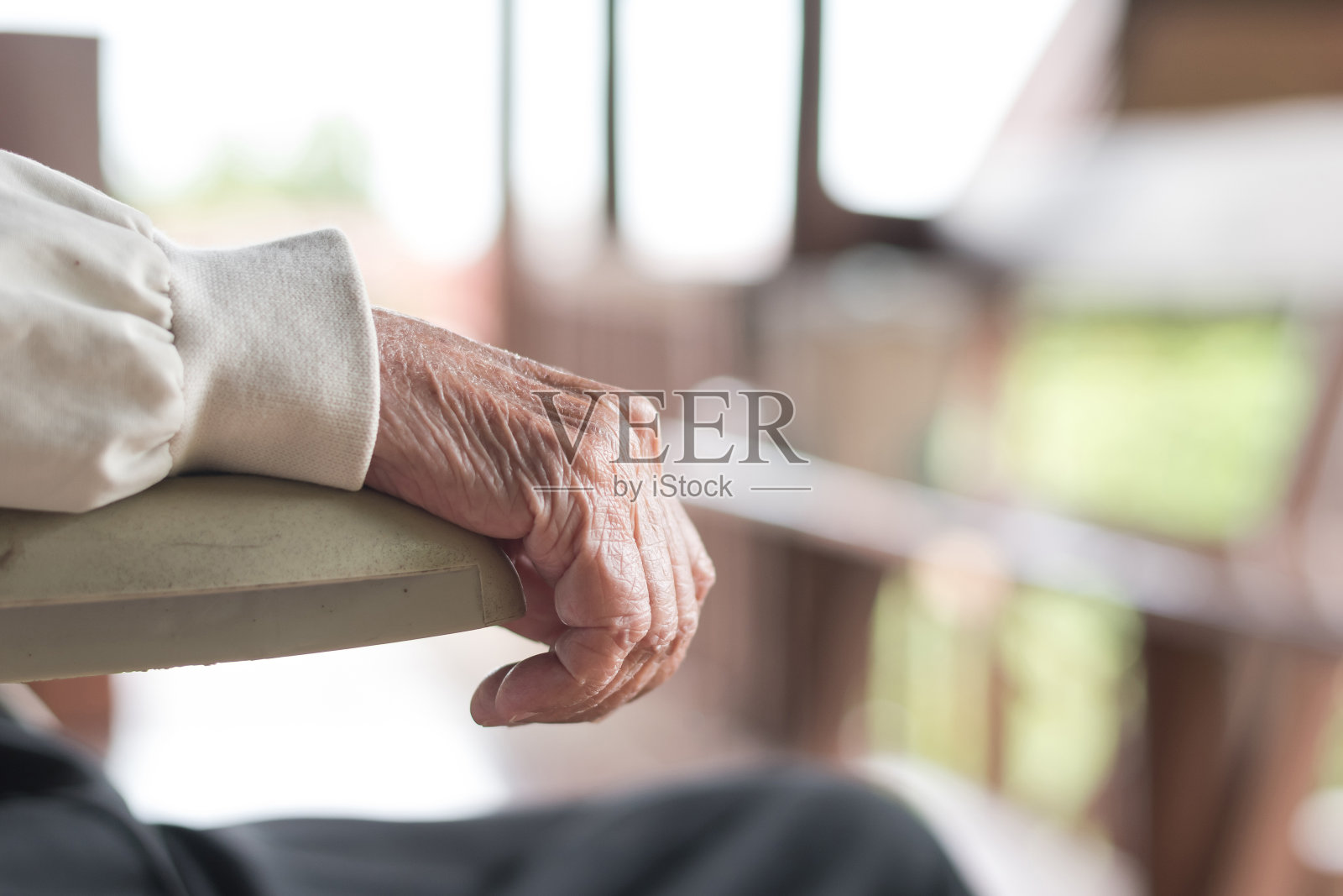 帕金森氏症患者、老年老年人支持护理家庭照顾者为残疾意识日的概念照片摄影图片