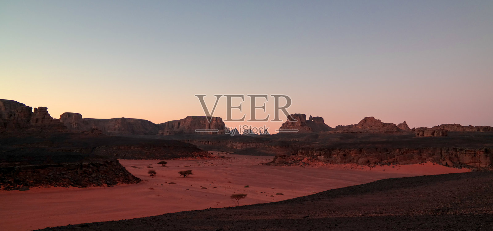 阿尔及利亚Tassili nAjjer国家公园的Moul Naga山谷的日出景色照片摄影图片