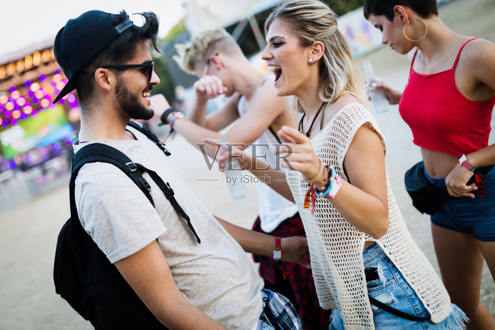 快乐的朋友在音乐节上玩得开心照片摄影图片