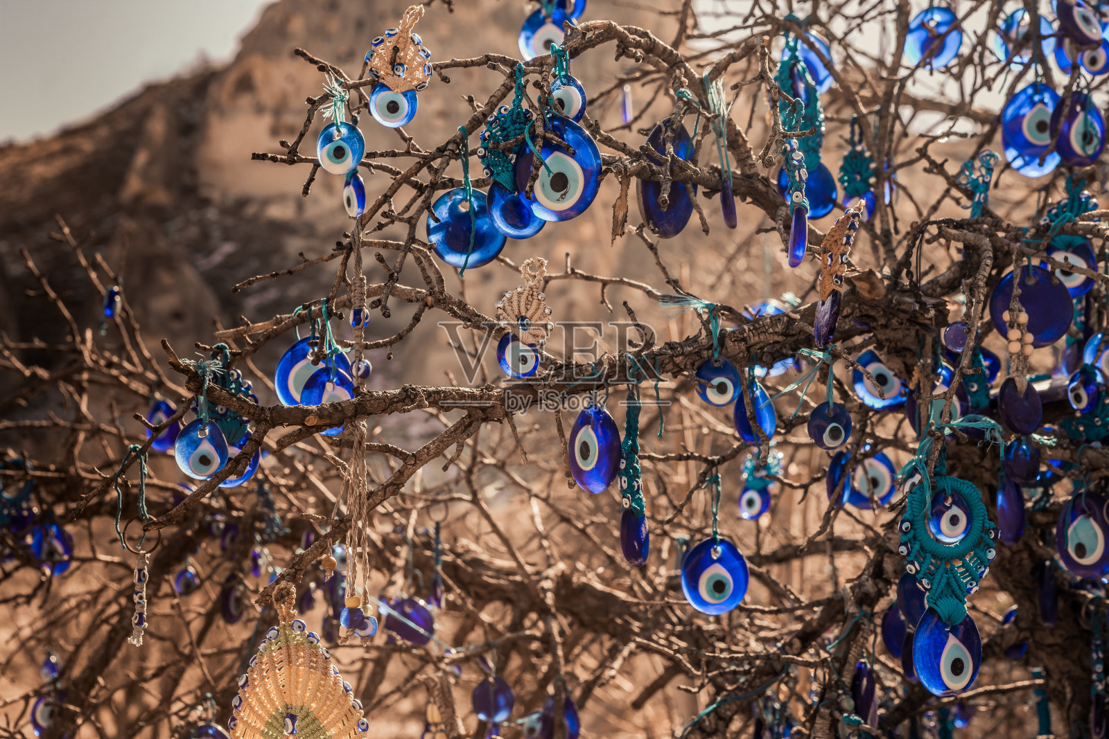 在卡帕多西亚，挂在树上的邪恶眼珠照片摄影图片