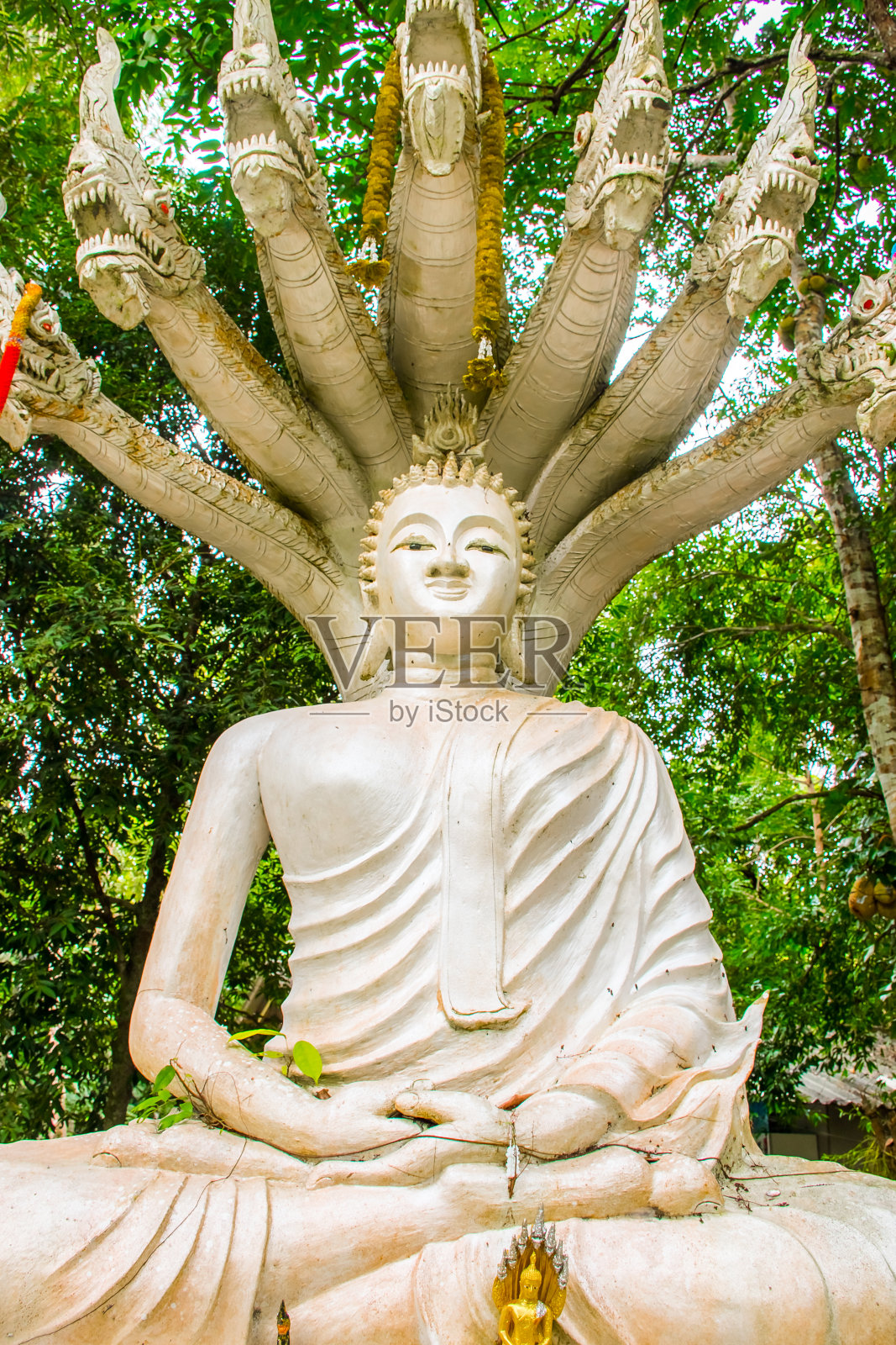 泰国苏梅岛南德显拉寺的白佛照片摄影图片