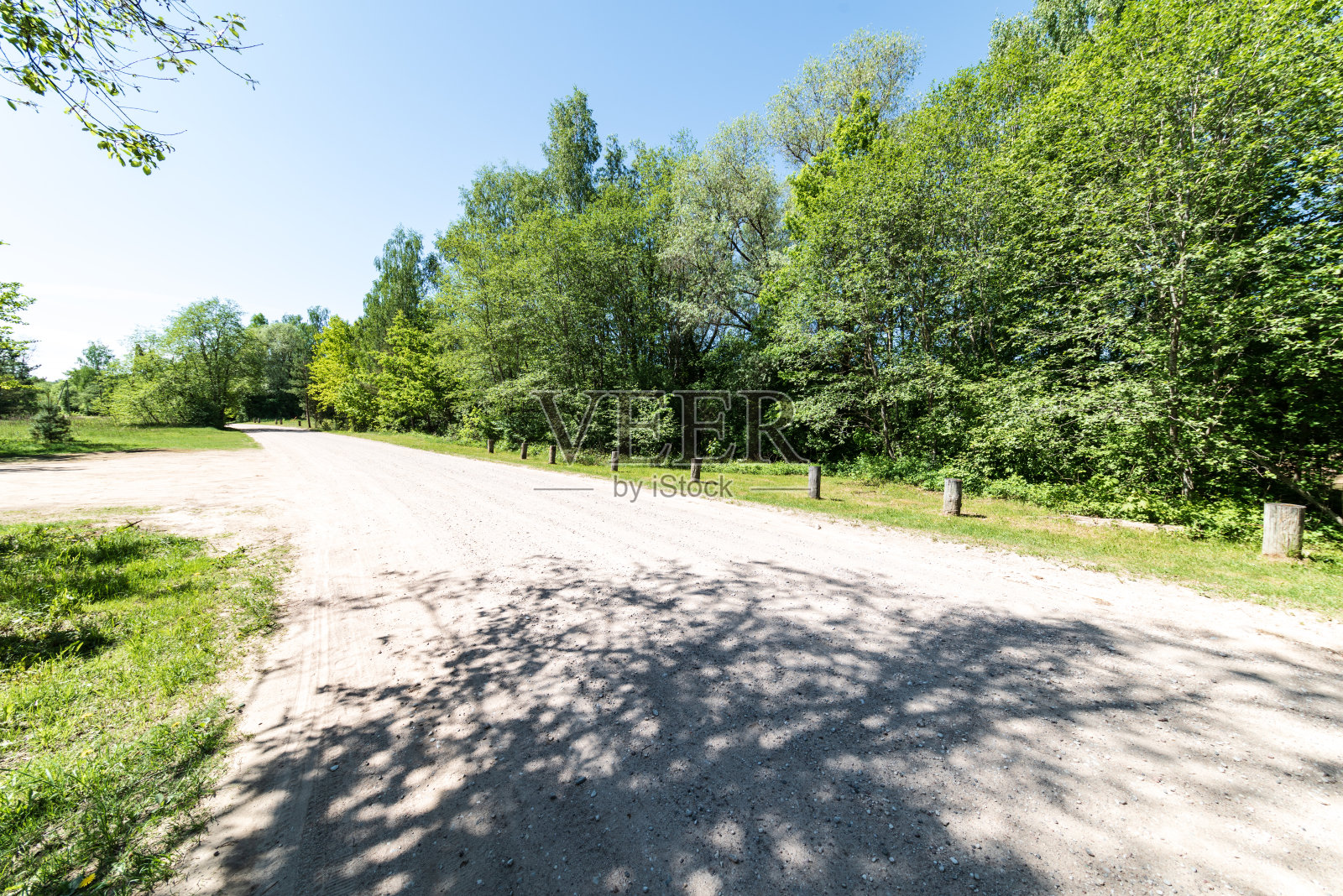 夏天炎热的乡村空旷的砾石路照片摄影图片