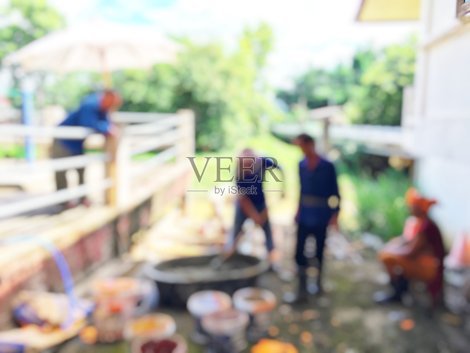 模糊形象的亚洲工人在建筑工地为道路、街道修复和重铺工程。新鲜的沥青施工。照片摄影图片