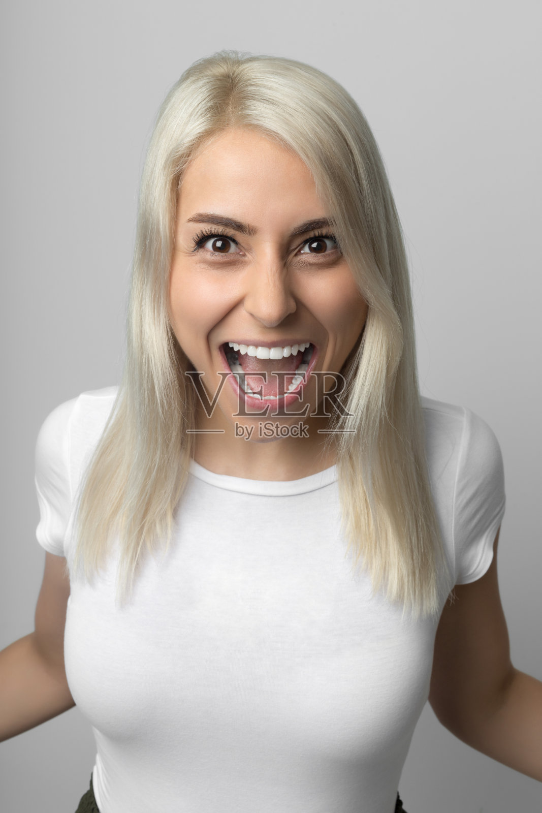 年轻女子尖叫照片摄影图片