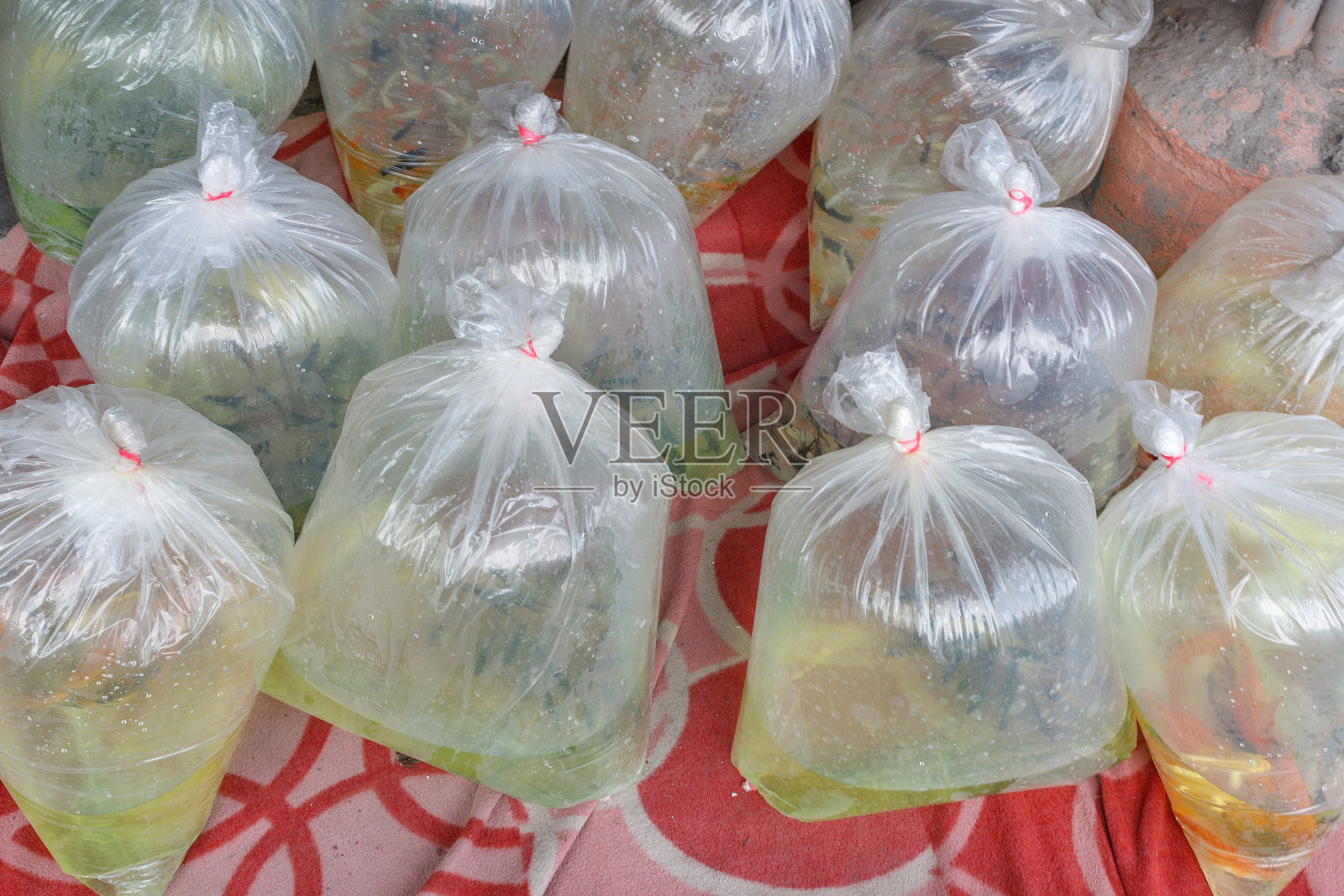 装在塑胶袋内的水族鱼在市场出售照片摄影图片